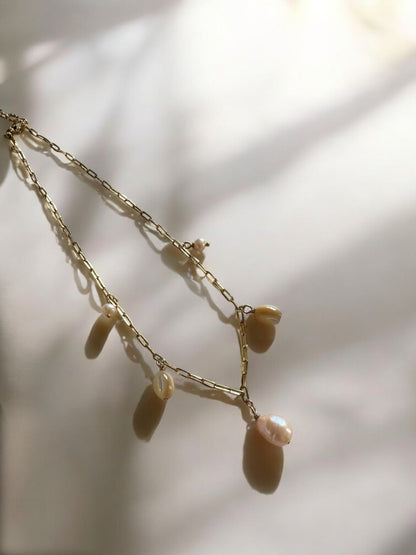 Collier breloques de perles d’eau douce et nacre