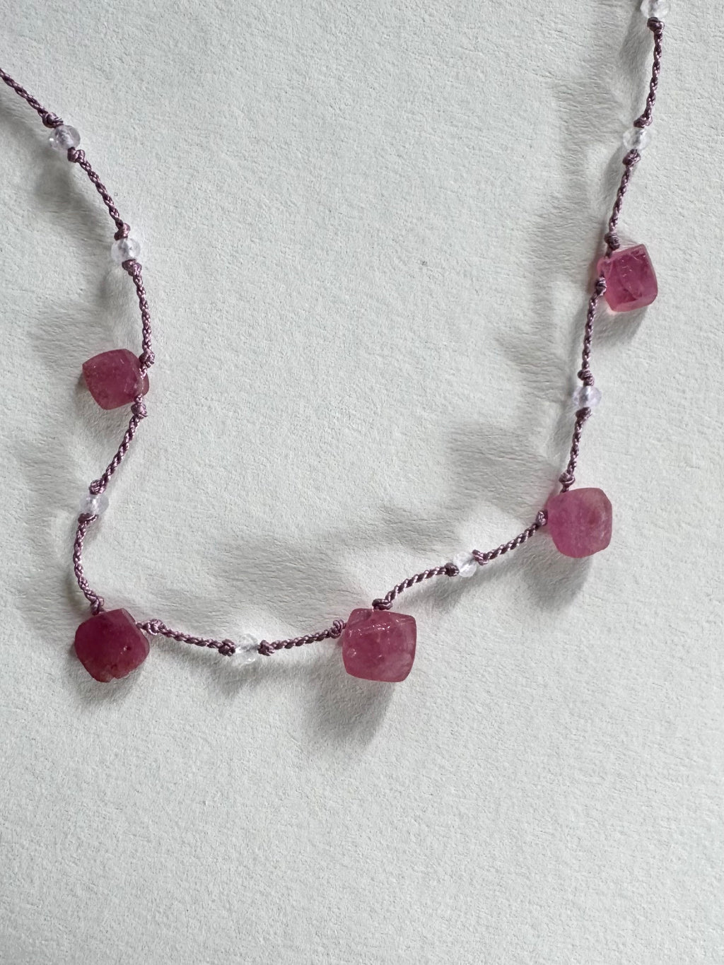 Collier Rubis brut & Améthyste lavande  sur soie