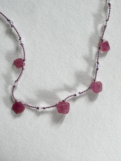 Collier Rubis brut & Améthyste lavande  sur soie
