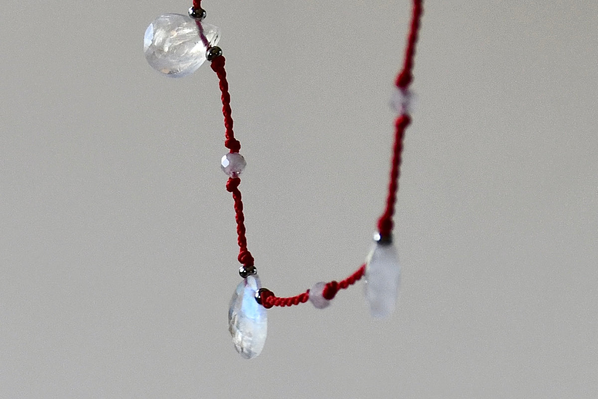 Collier Pierre de lune sur soie