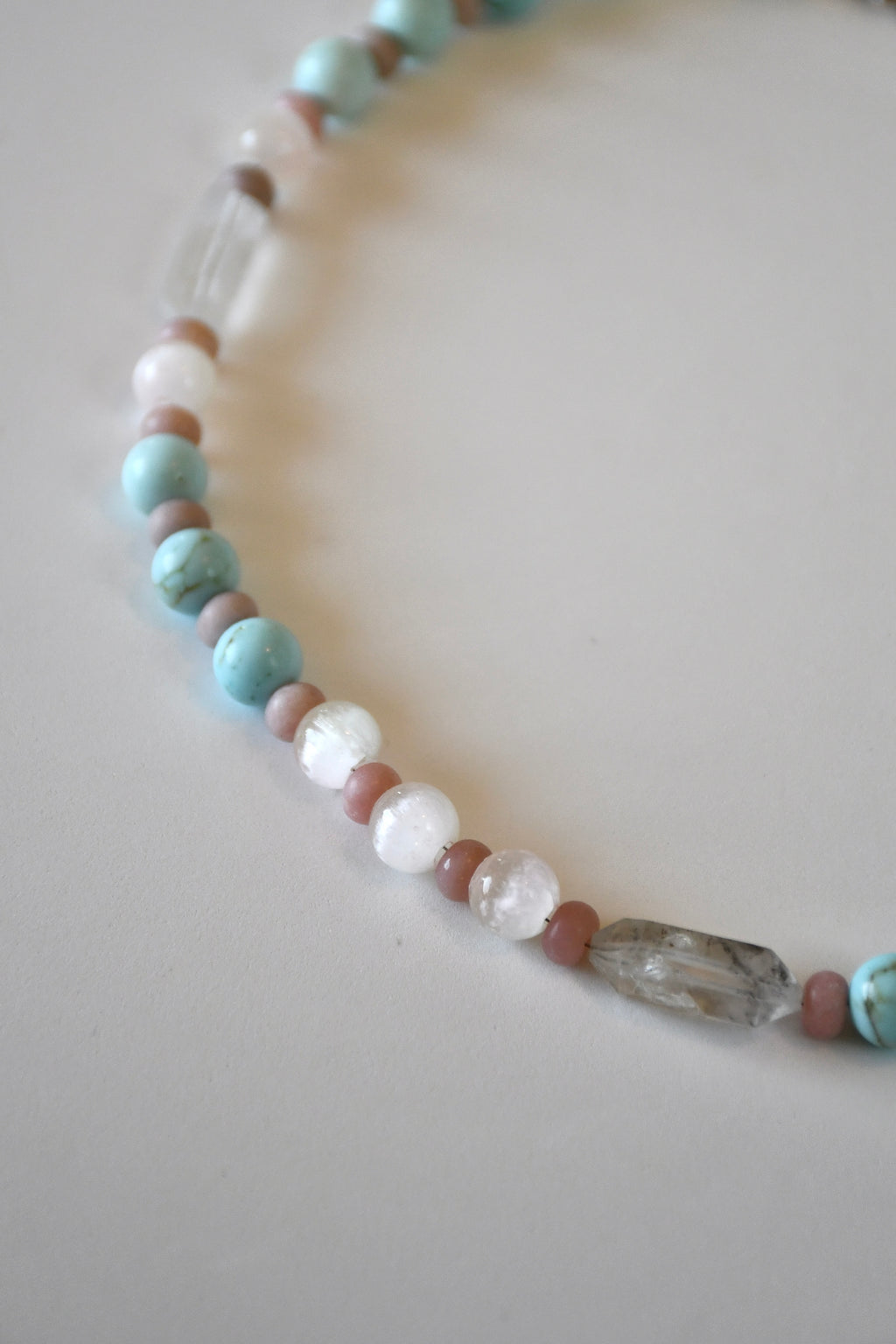 Collana Selenite, Cristallo di Rocca e Howlite — La chiarezza del silenzio
