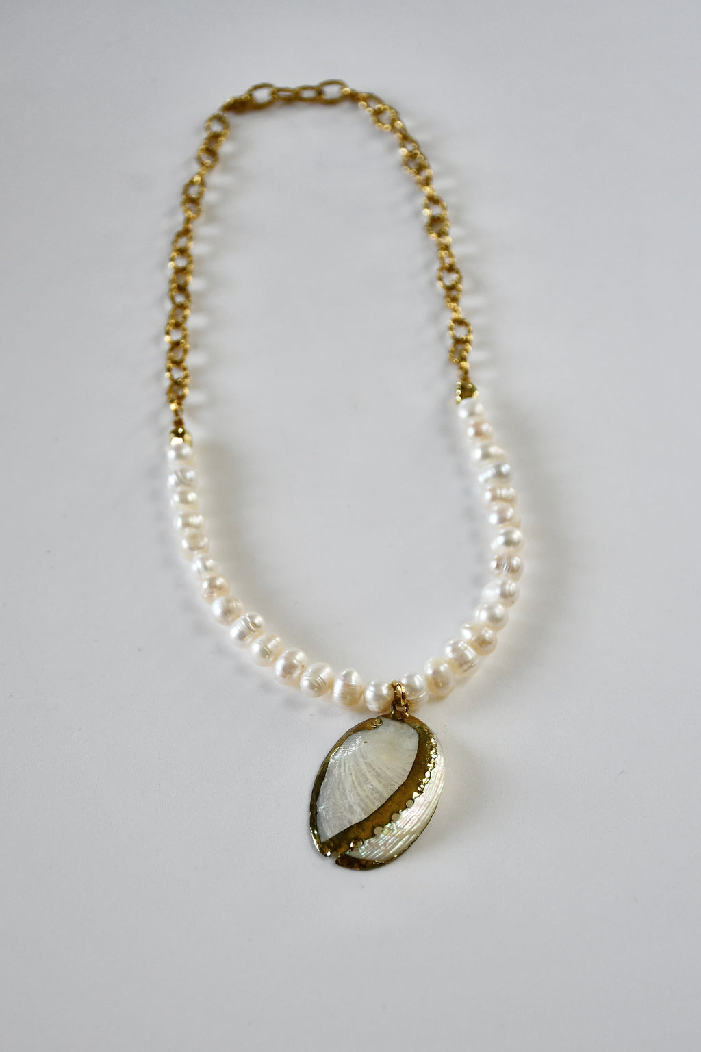 #41 Collana di perle d'acqua dolce e conchiglia