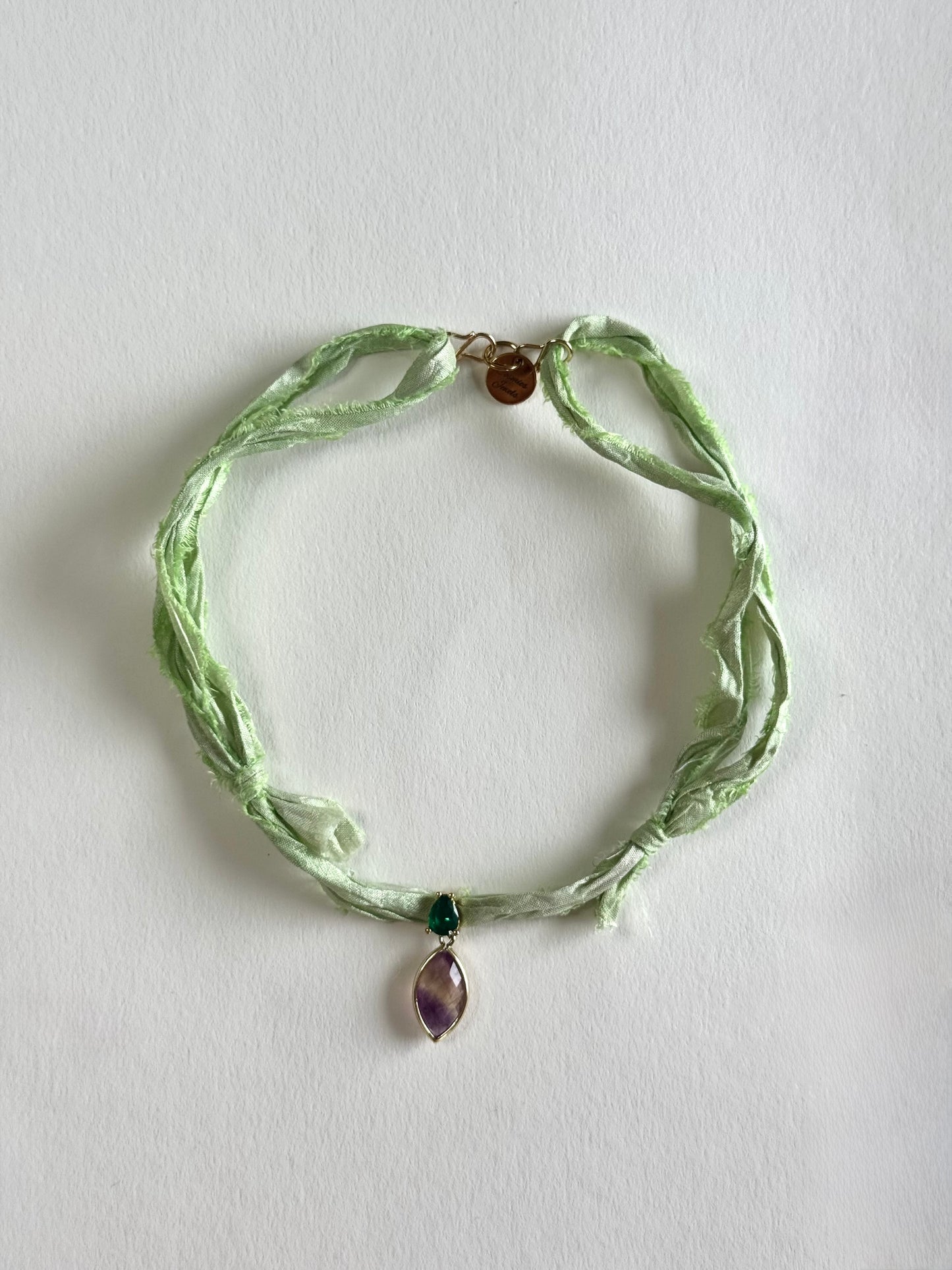 Collier Fluorite sur ruban de soie — L’arc-en-ciel minéral