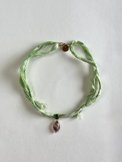 Collier Fluorite sur ruban de soie — L’arc-en-ciel minéral