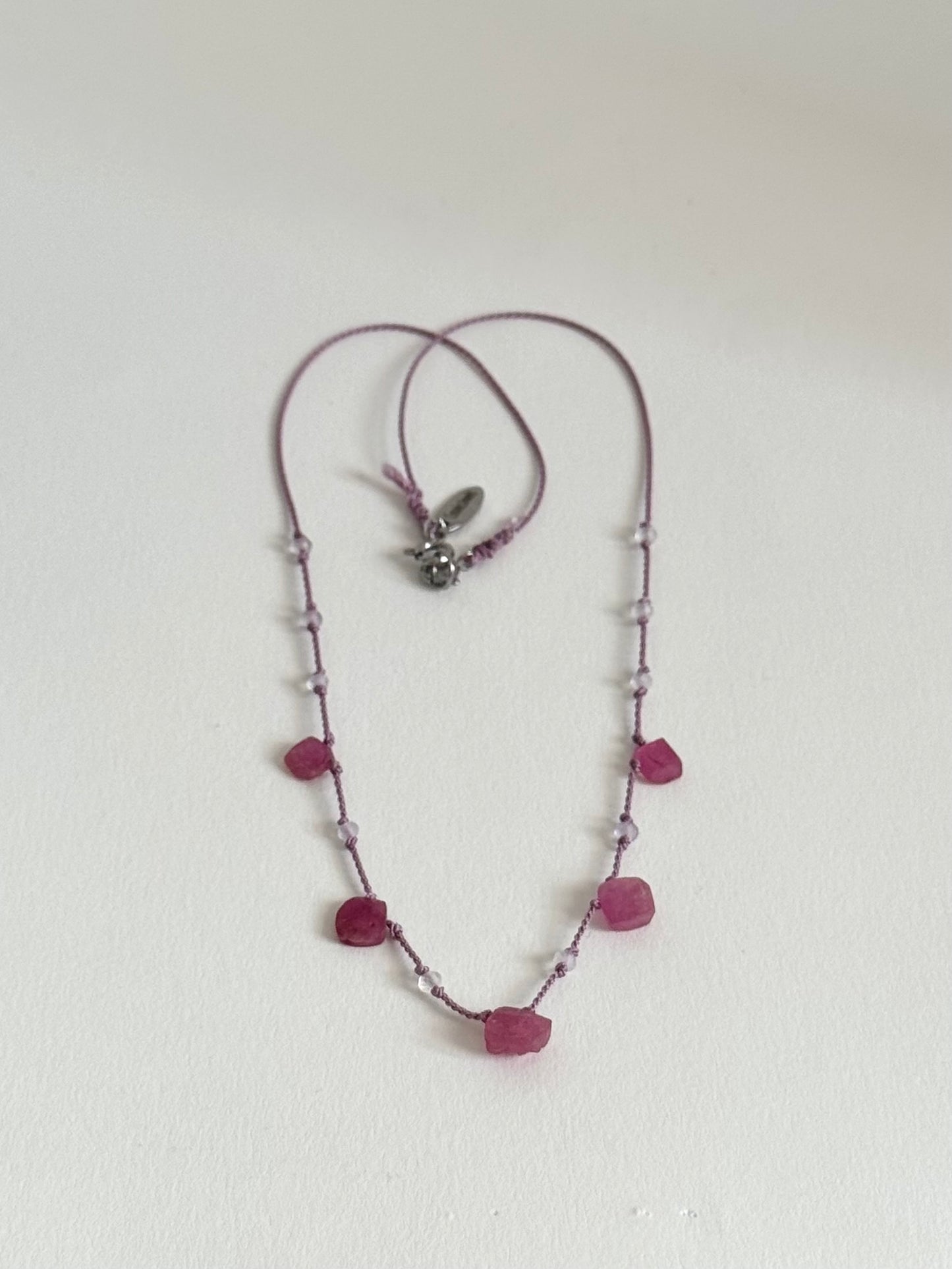 Collier Rubis brut & Améthyste lavande  sur soie