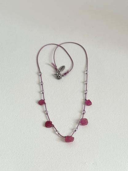 Collier Rubis brut & Améthyste lavande  sur soie