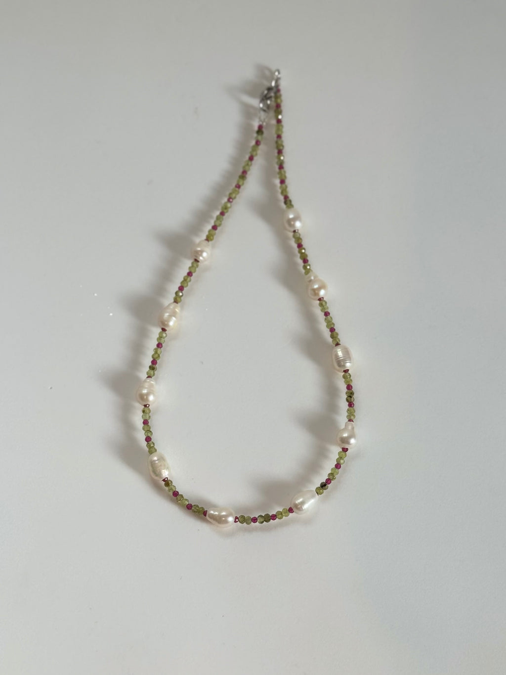 Colliers Perles d’eau douce, Péridot, grenat vert & Quartz