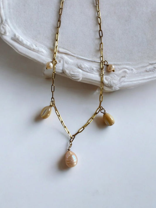 Collier breloques de perles d’eau douce et nacre