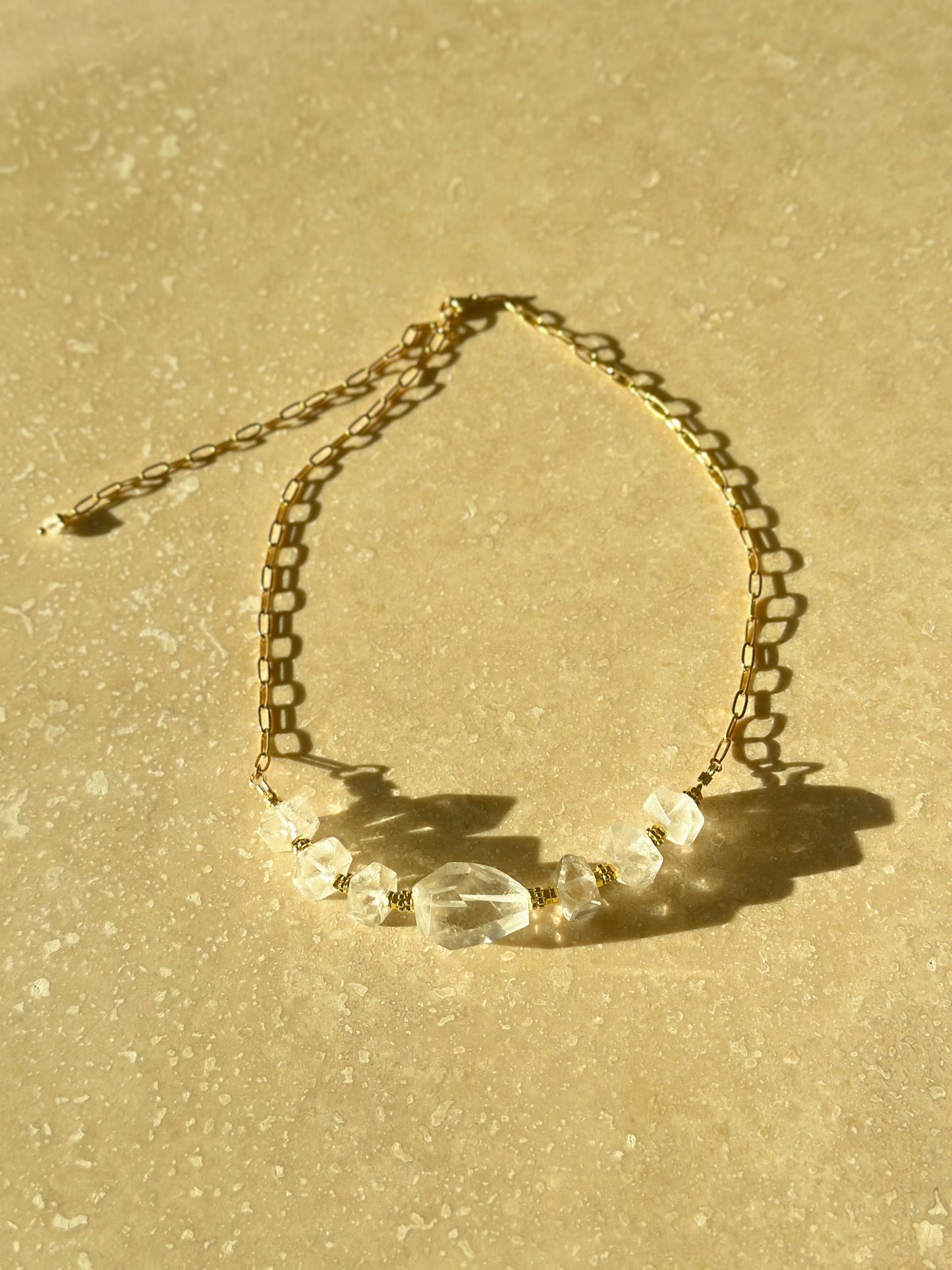 Collier Cristal de roche et Hématite – Clarté et Ancrage