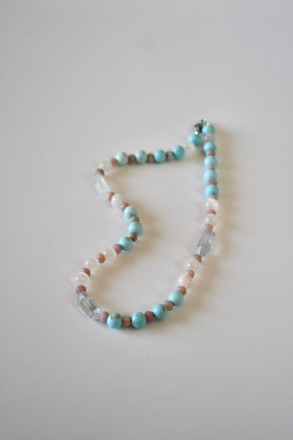 Collana Selenite, Cristallo di Rocca e Howlite — La chiarezza del silenzio
