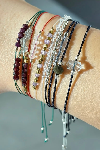 Divers bracelets sur fil de soie