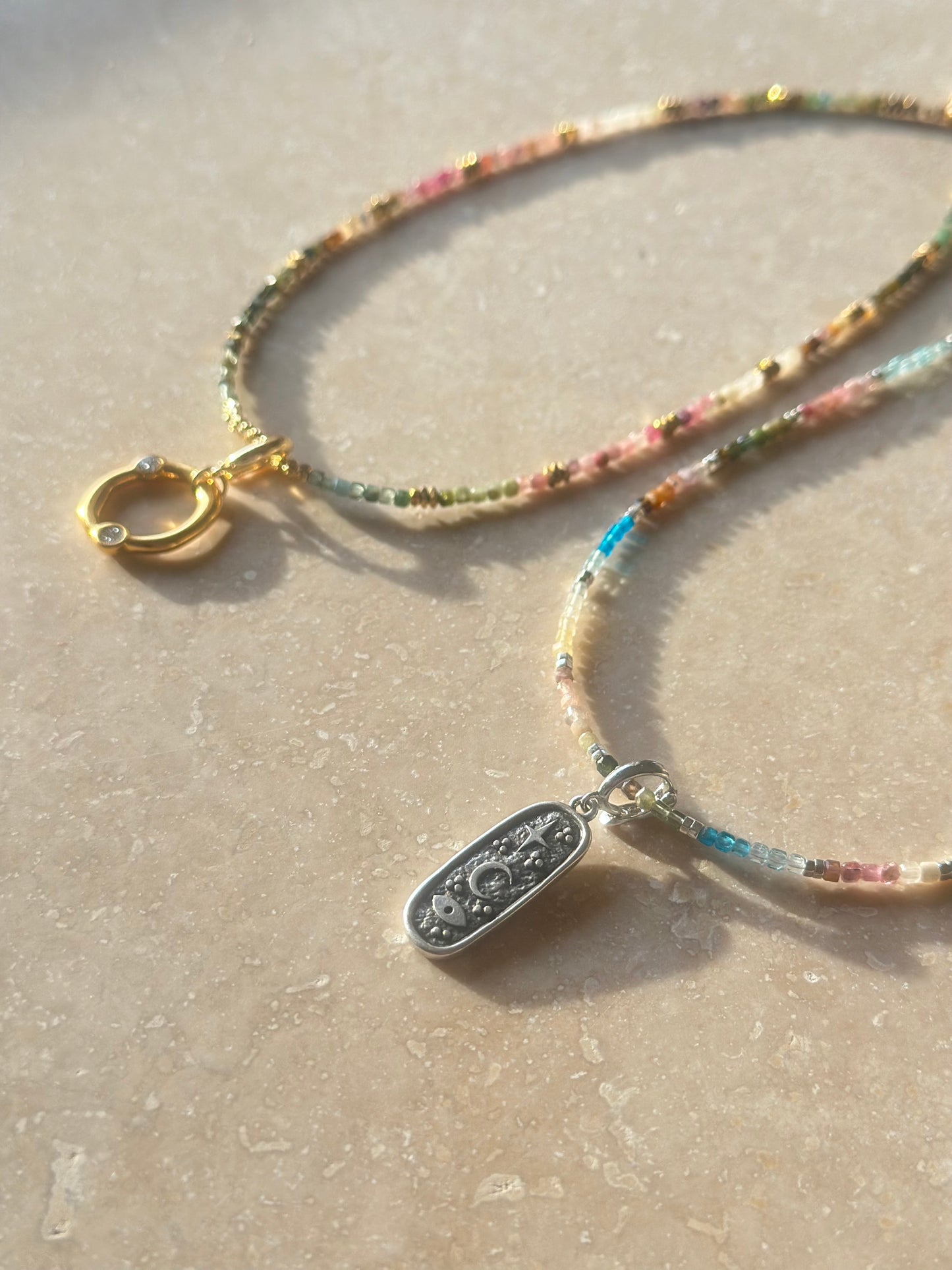 Tourmaline multicolore et Hématite – Harmonie, énergie vitale et ancrage