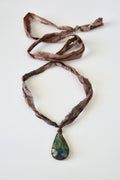 Collier Labradorite sertie Cuivre sur ruban de soie — Le Voile de Mystère