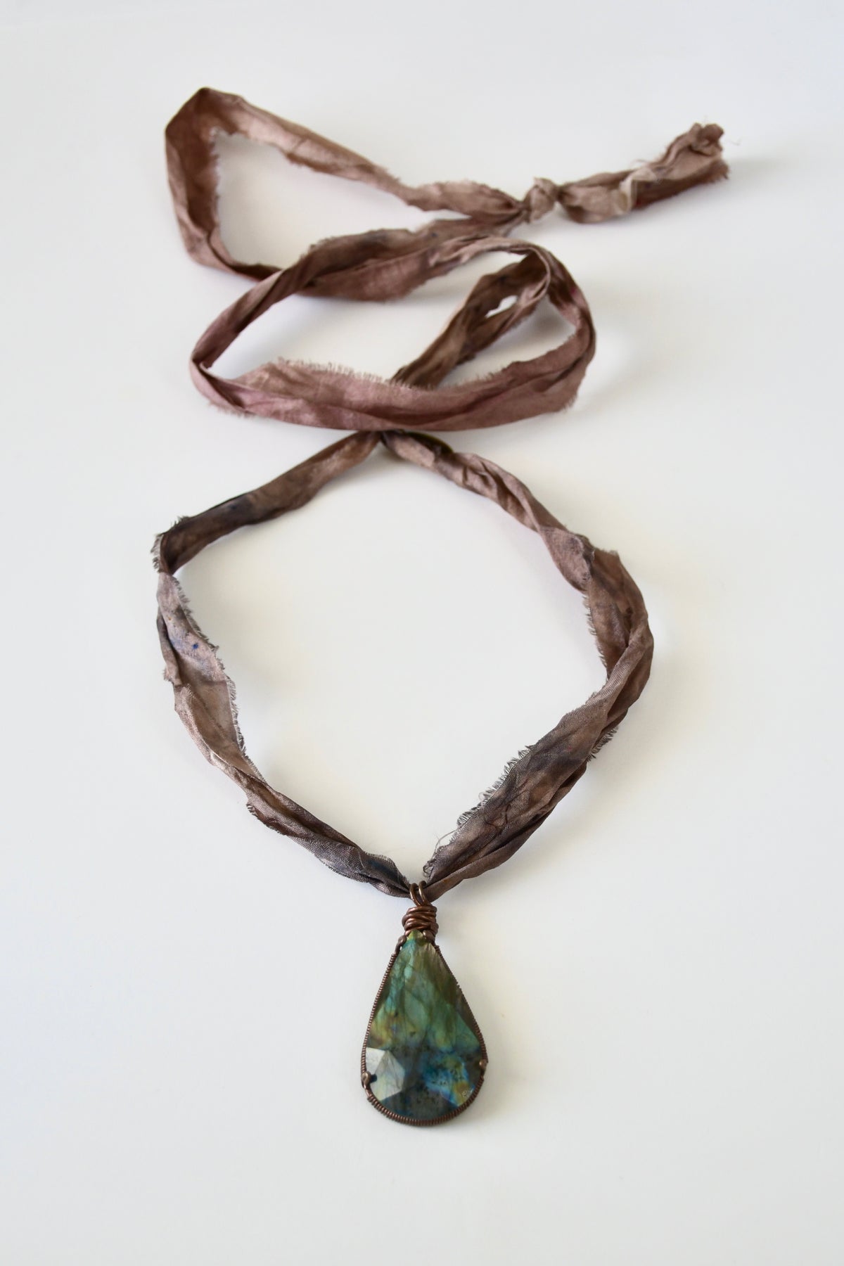 Collier Labradorite sertie Cuivre sur ruban de soie — Le Voile de Mystère