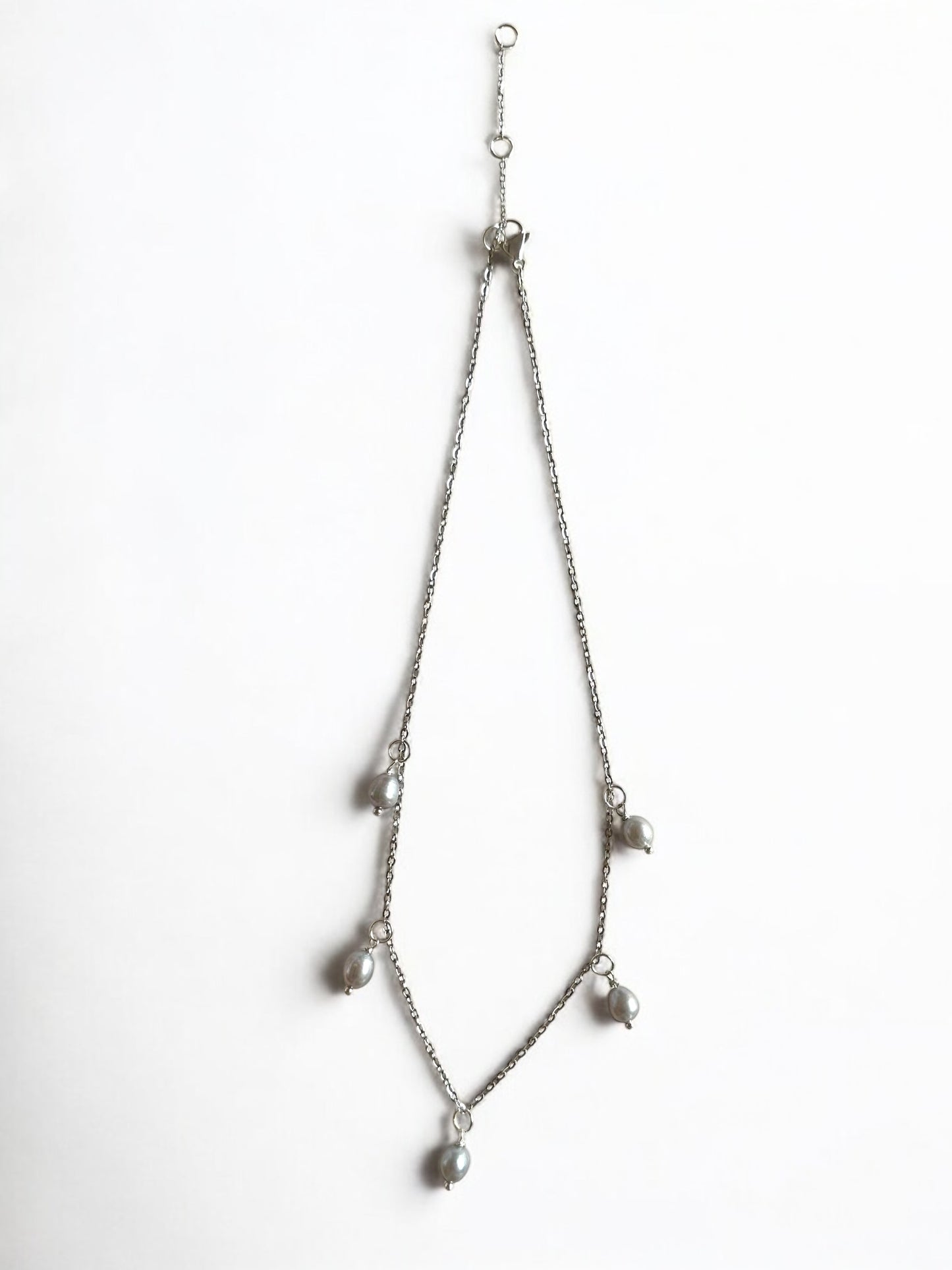 Collier en perles d’eau douce breloques