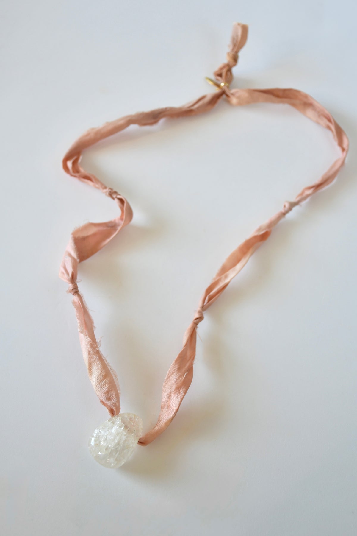 Collana Quarzo crepato su nastro di seta — La Forza Interiore