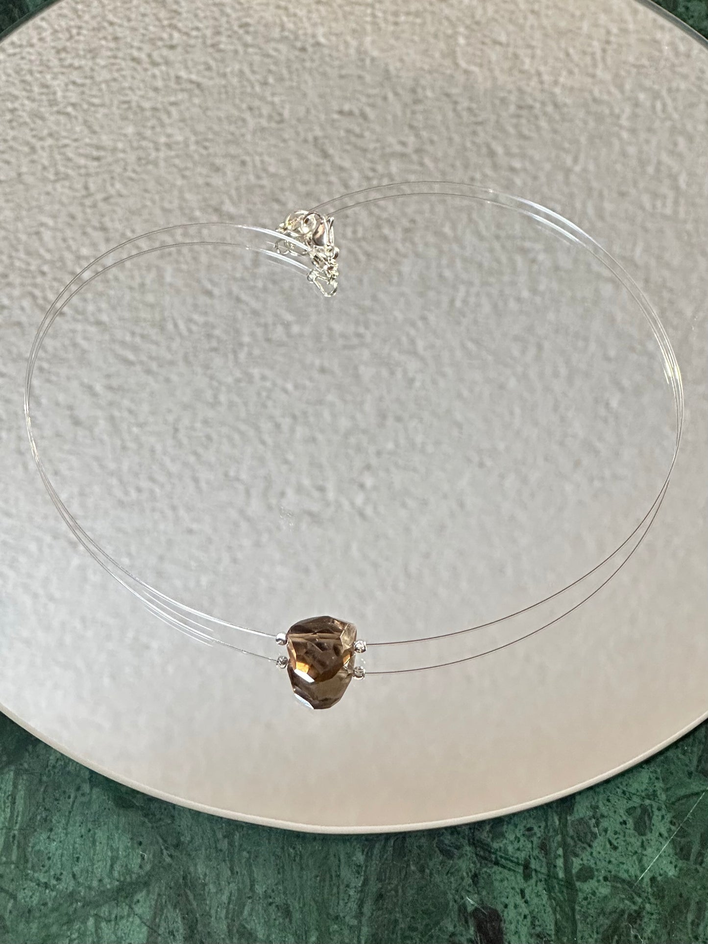 Divers colliers pierres semi précieuse sur fil cristal