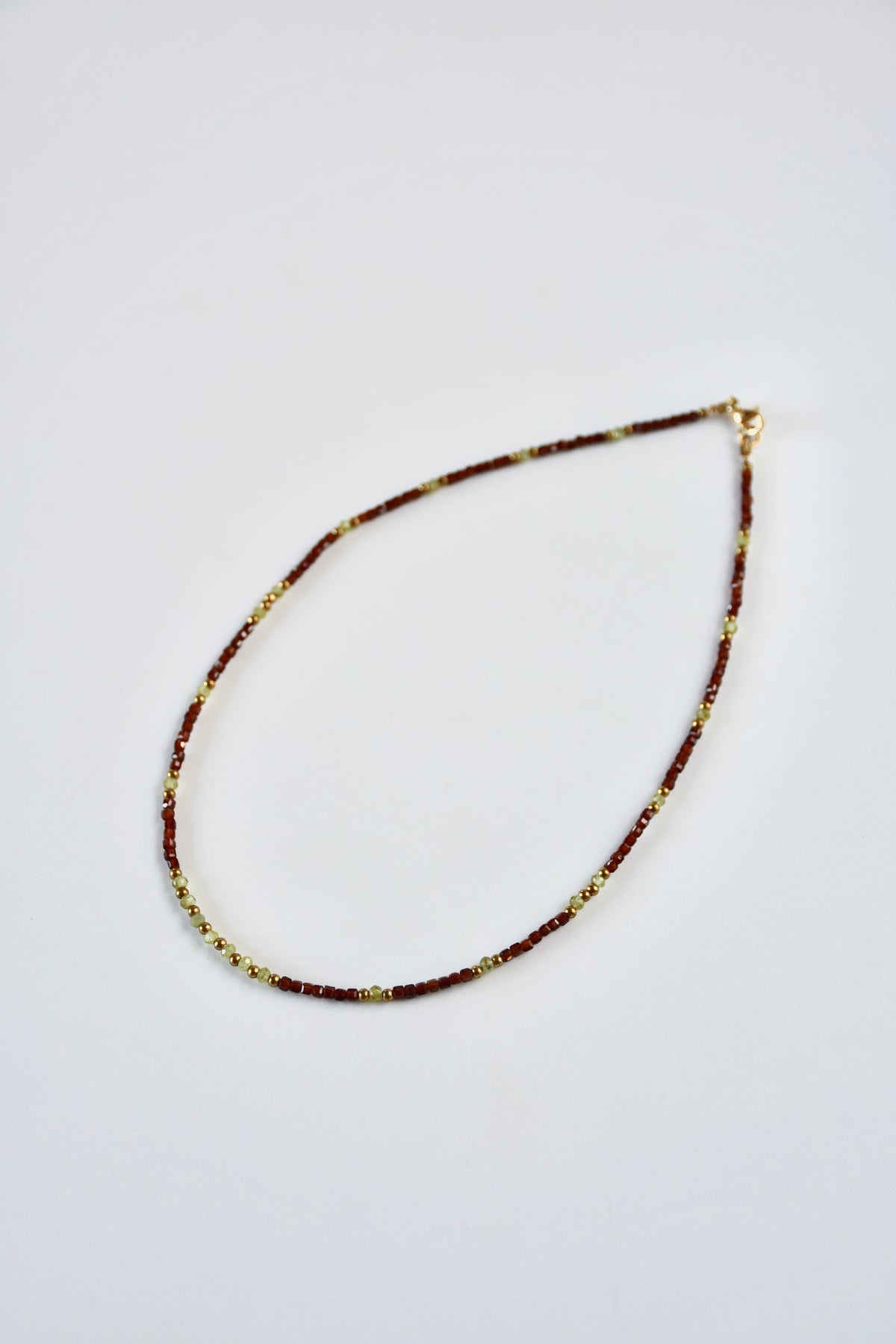 Collier fin Grenat & Péridot — Énergie vitale et joie lumineuse