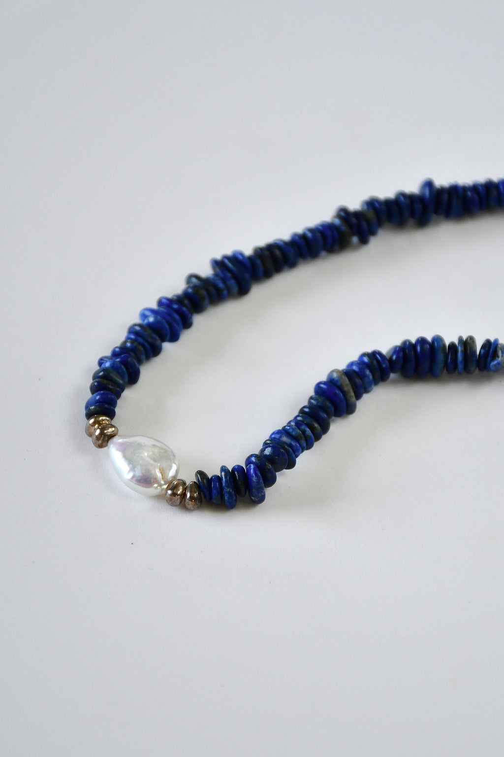 Collier Lapis Lazuli & perle d’eau douce — Vision, Vérité, Sagesse intérieure