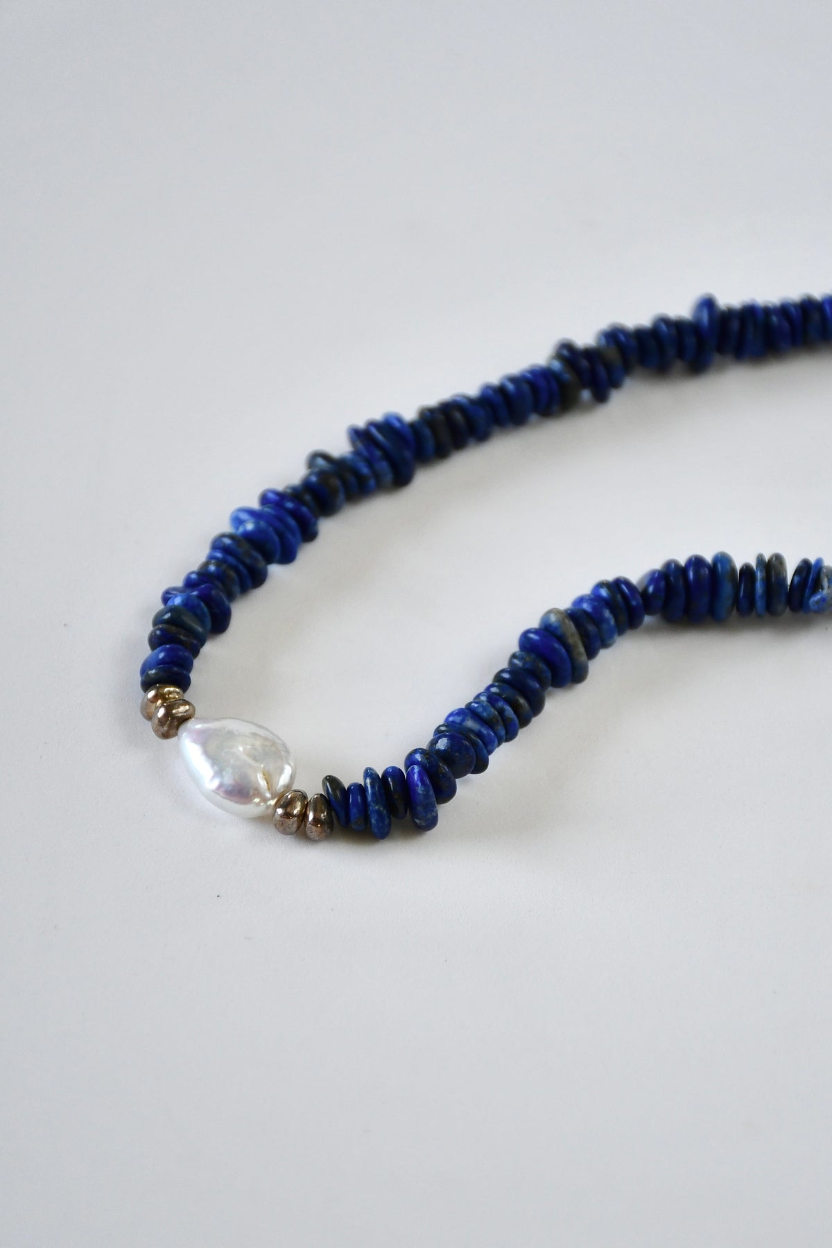 Collier Lapis Lazuli & perle d’eau douce — Vision, Vérité, Sagesse intérieure