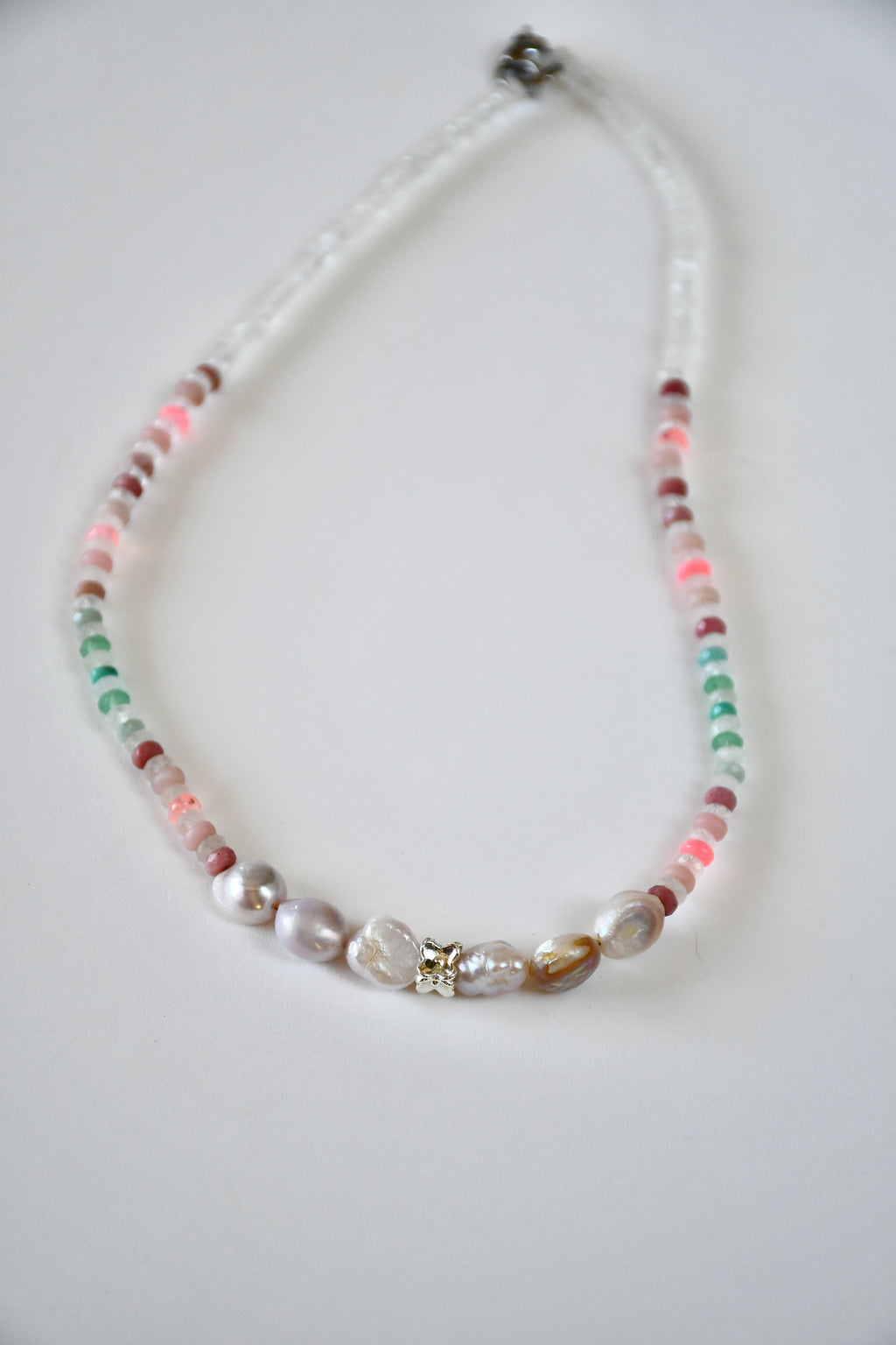 Collier Opale, Chrysoprase, Rhodonite, Amazonite, Perles d’eau douce & Cristal de roche — Le jardin intérieur en pleine floraison