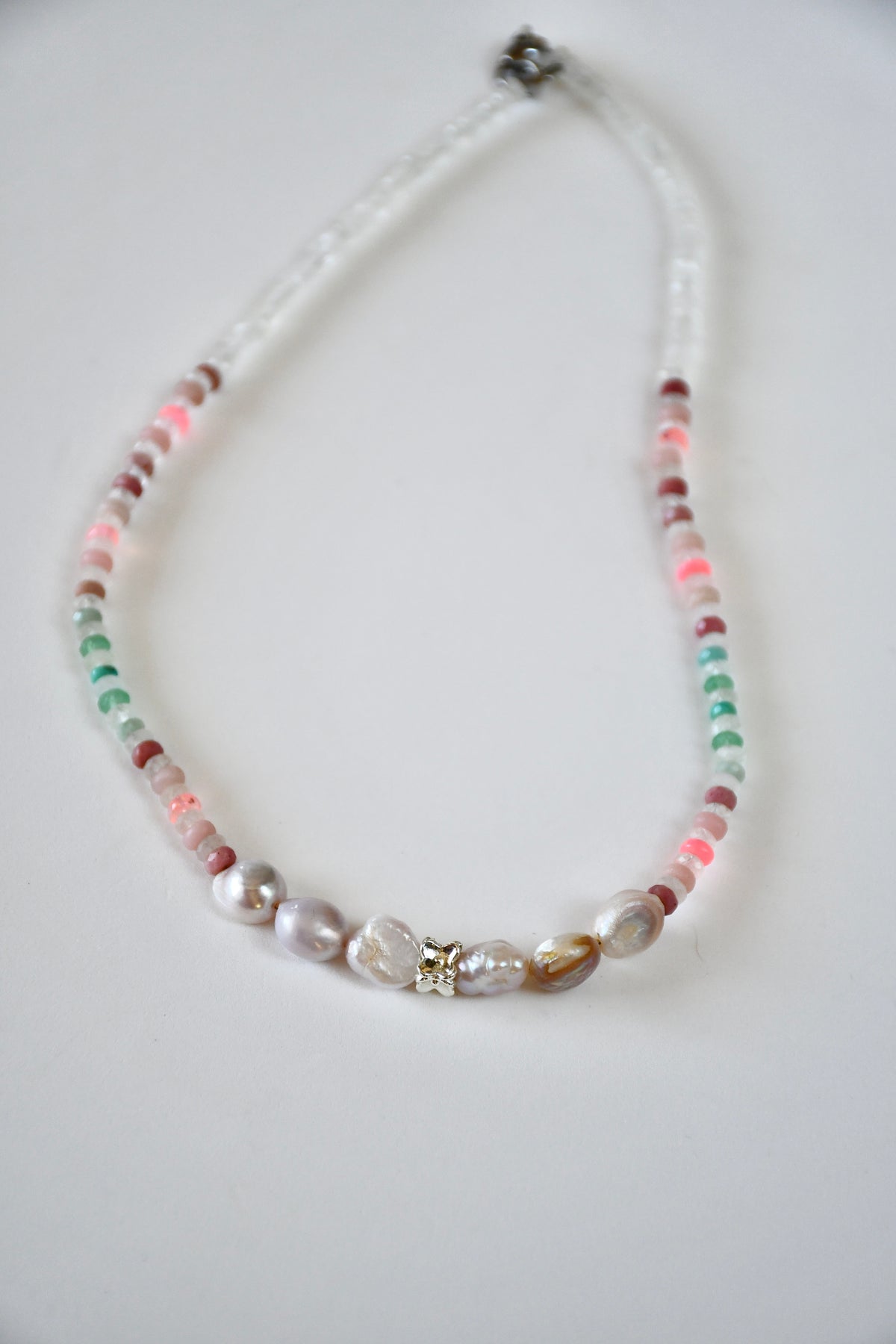 Collier Opale, Chrysoprase, Rhodonite, Amazonite, Perles d’eau douce & Cristal de roche — Le jardin intérieur en pleine floraison