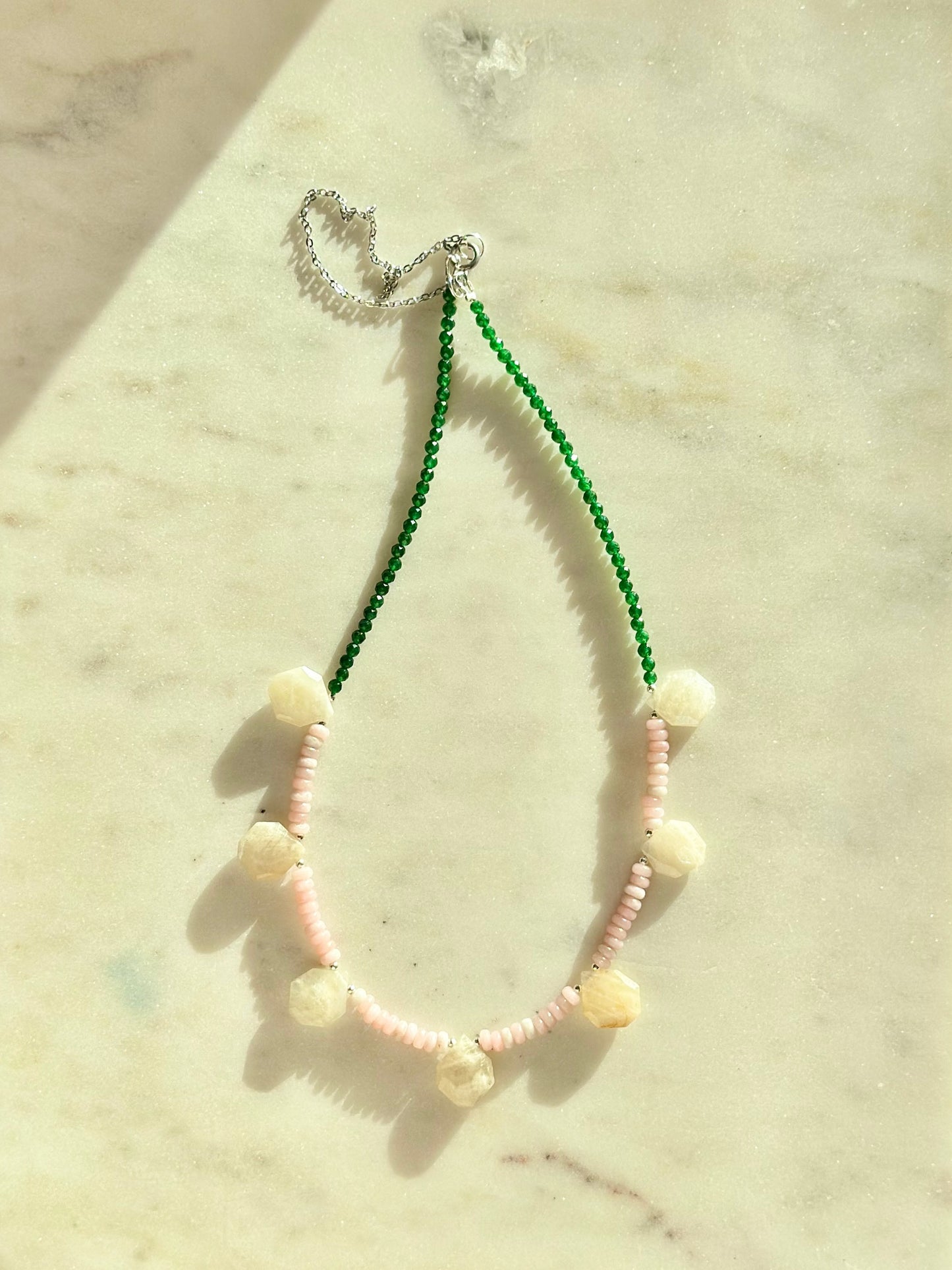 Collier Opale rose, Pierre de lune & Jade — Douceur émotionnelle et harmonie féminine