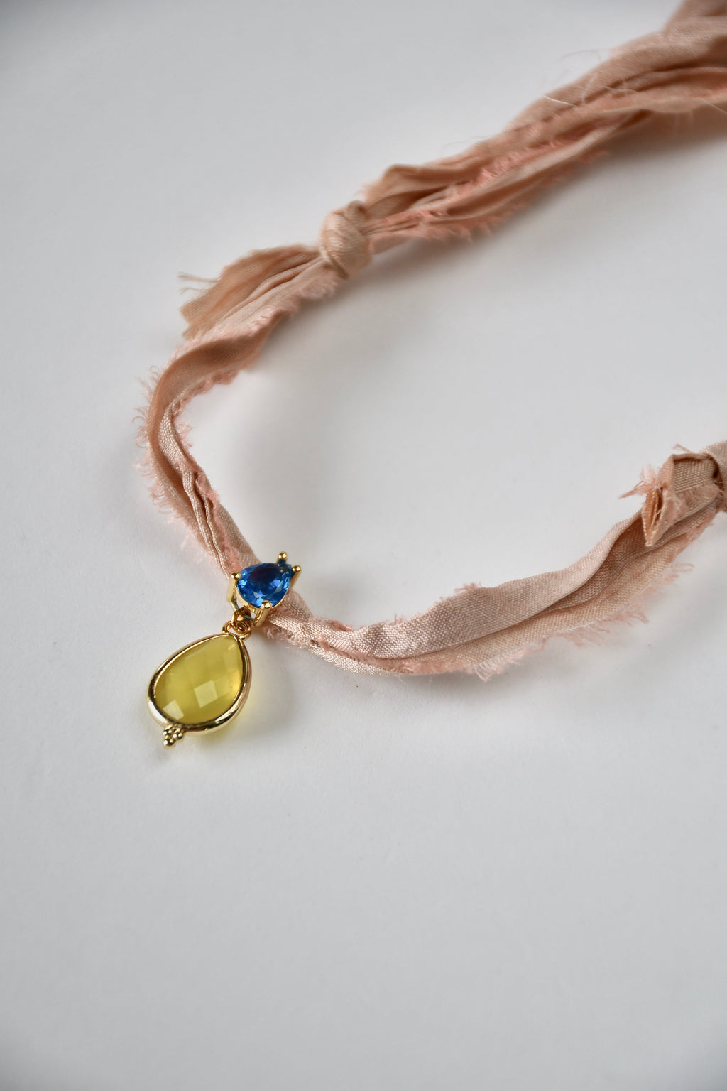 Collier Jade sur ruban de soie — La pierre des sages