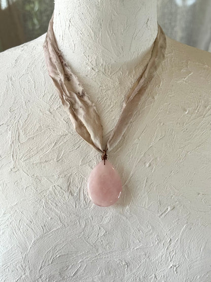 Collier Quartz rose sur cuivre et ruban de soie — La Douceur Retrouvée