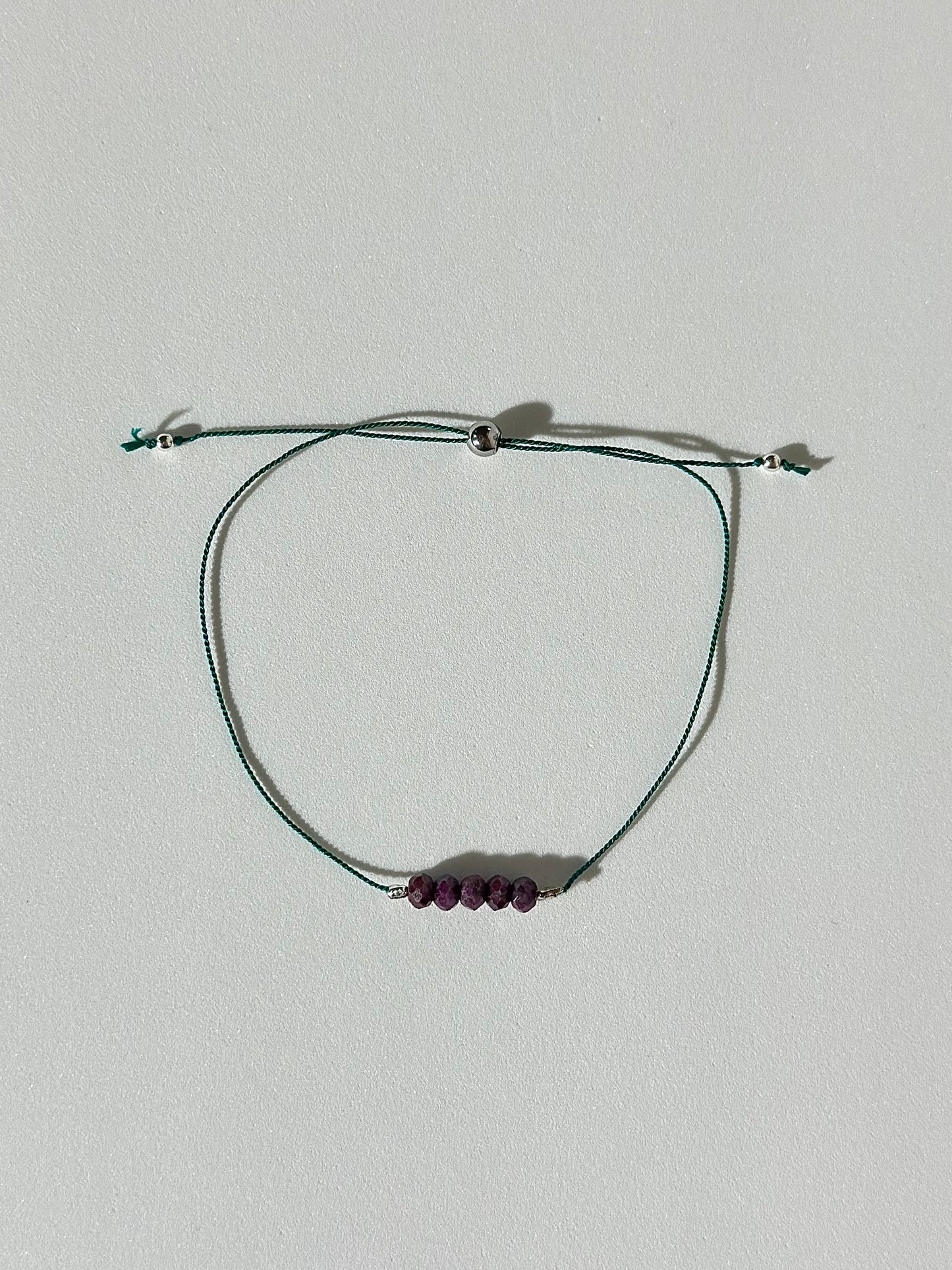 Divers bracelets sur fil de soie