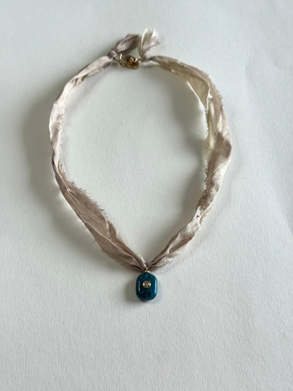 Collier Apatite sur ruban de soie — L’Éveil de la Clarté