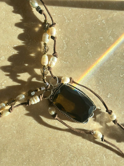 Collier Quartz fumé & perles d’eau douce sur cuir australien