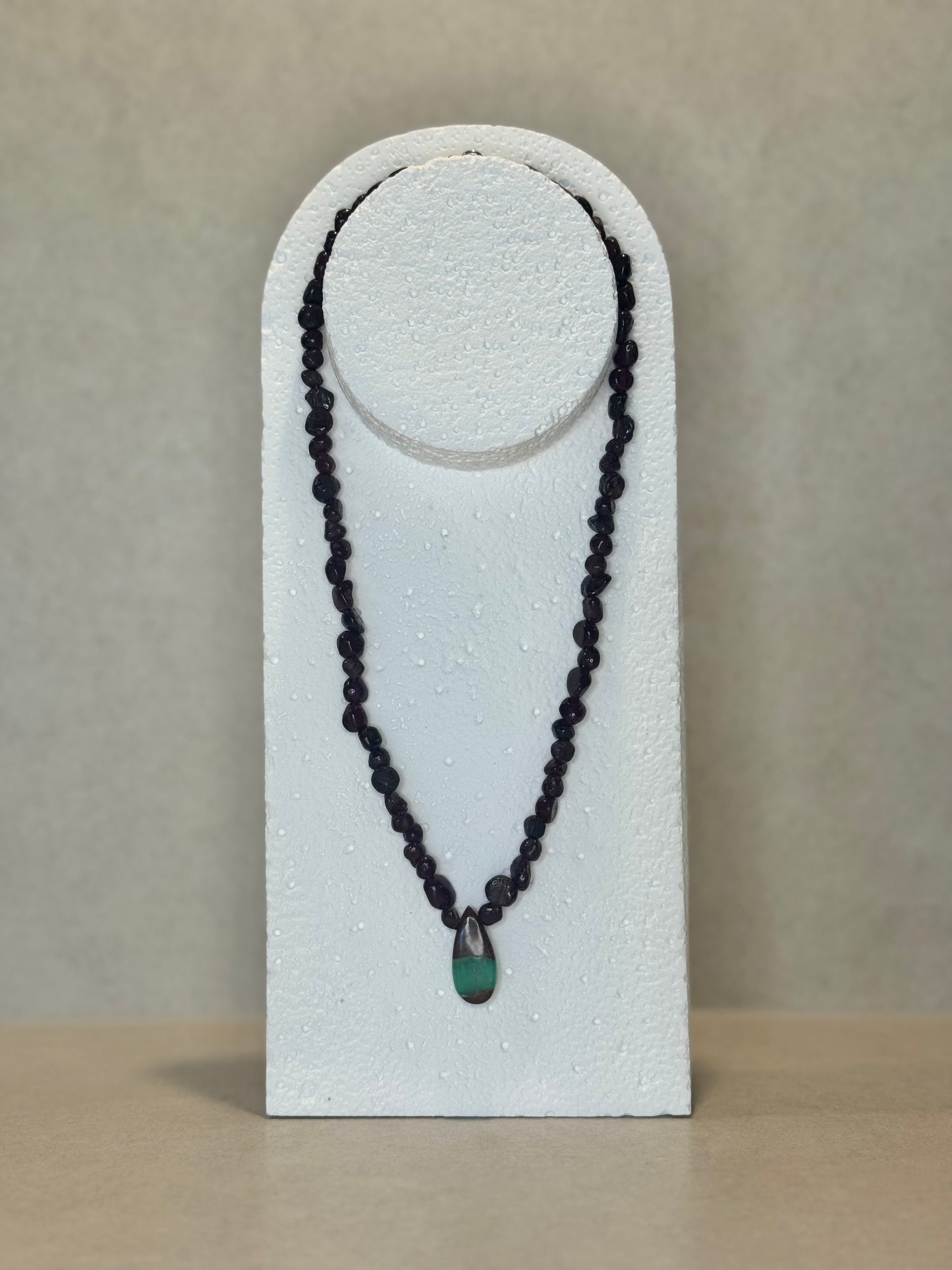 Collier Chrysoprase & Grenat — La renaissance par le cœur vivant