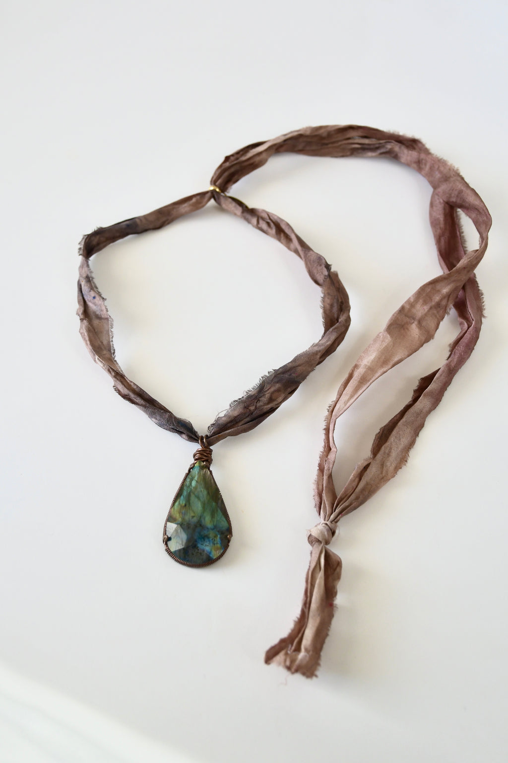 Collier Labradorite sertie Cuivre sur ruban de soie — Le Voile de Mystère