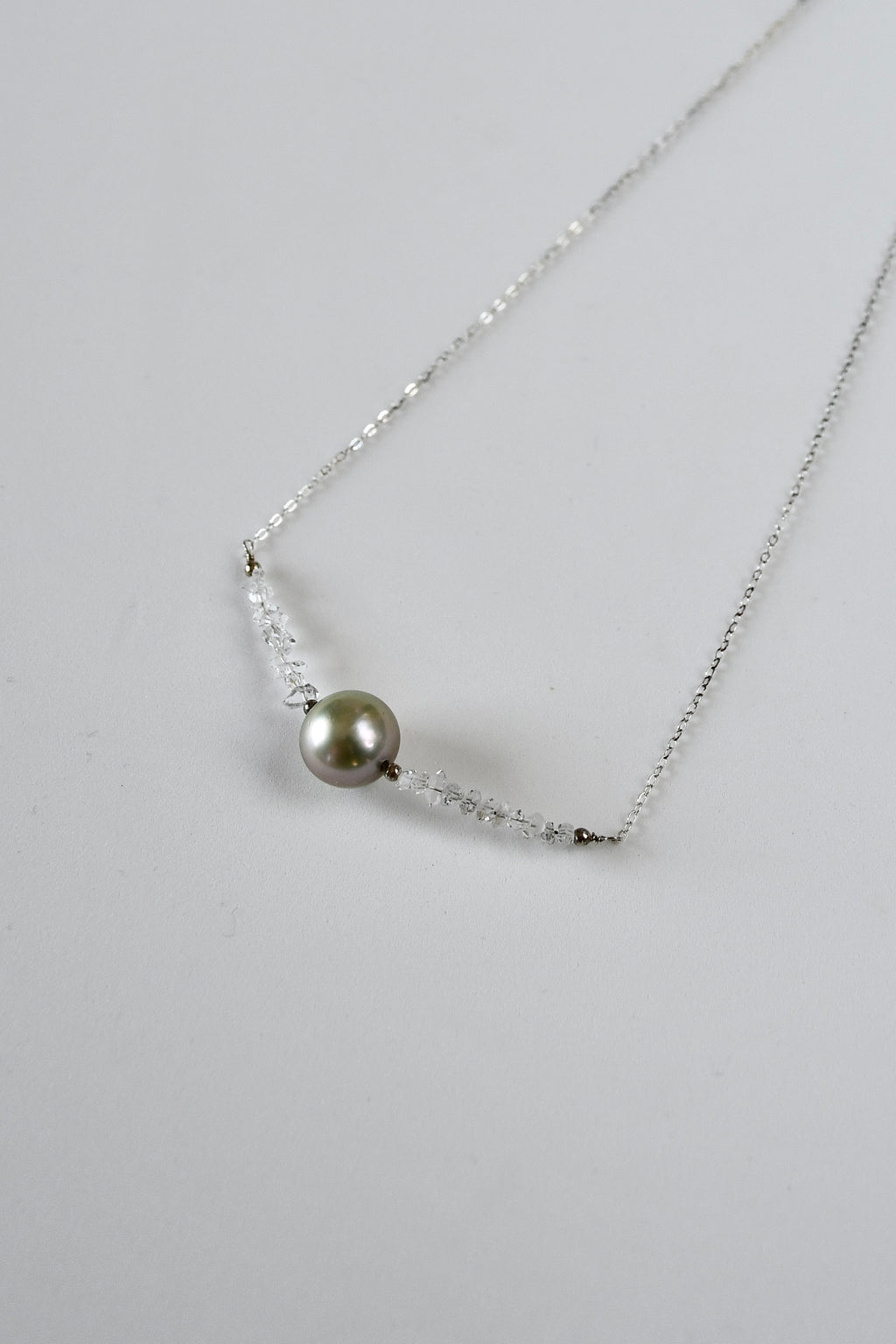 Collier diamants d’Herkimer & perle de Tahiti sur agent 925 – Clarté cristalline et profondeur