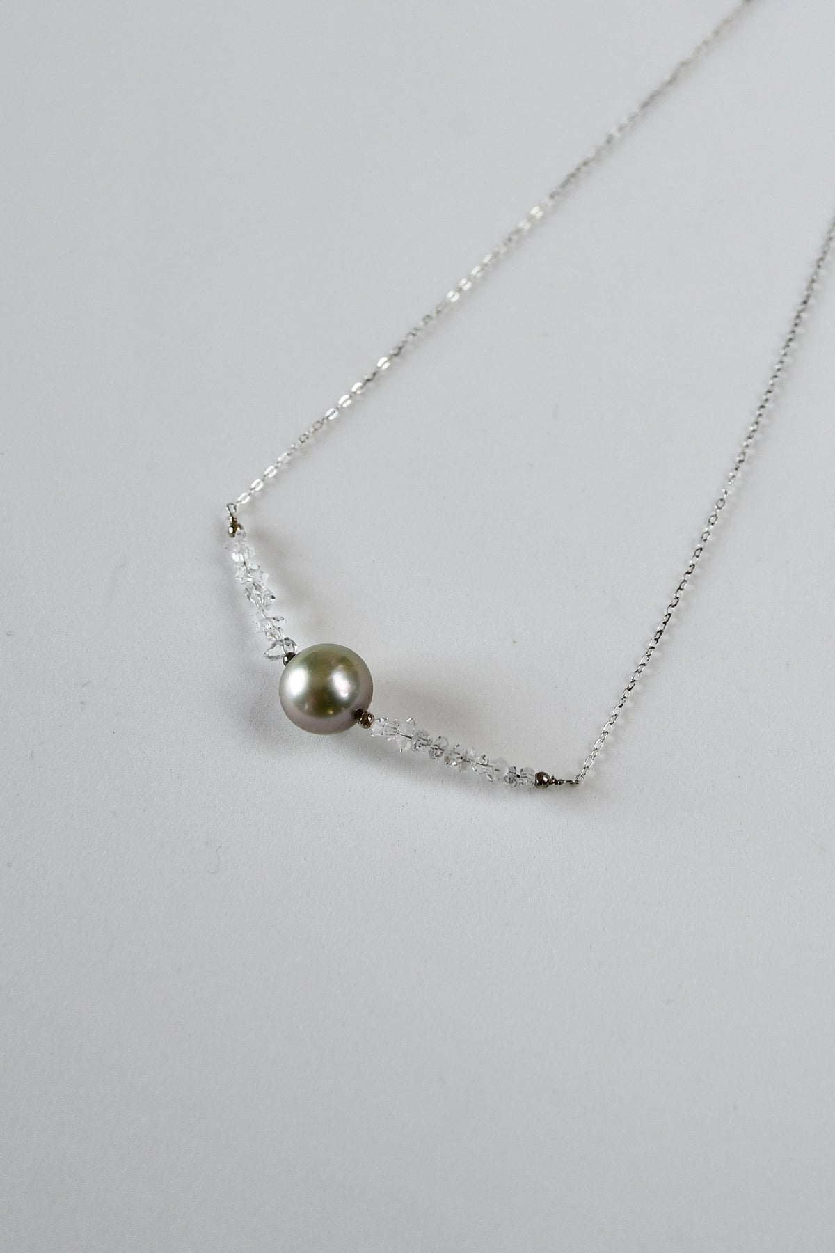 Collier diamants d’Herkimer & perle de Tahiti sur agent 925 – Clarté cristalline et profondeur