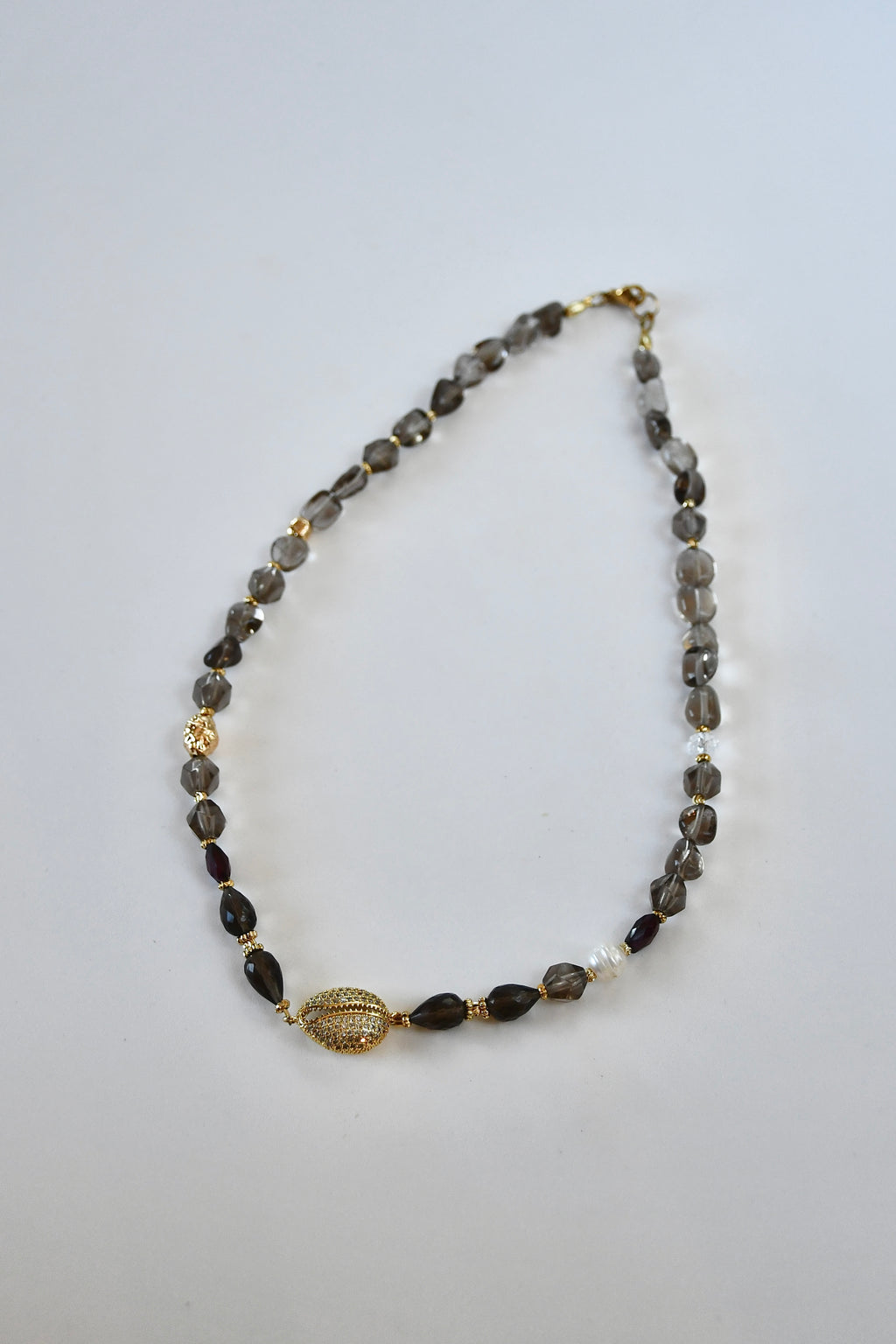 Collier Quartz fumé & Perle d’eau douce — L’ancrage lumineux