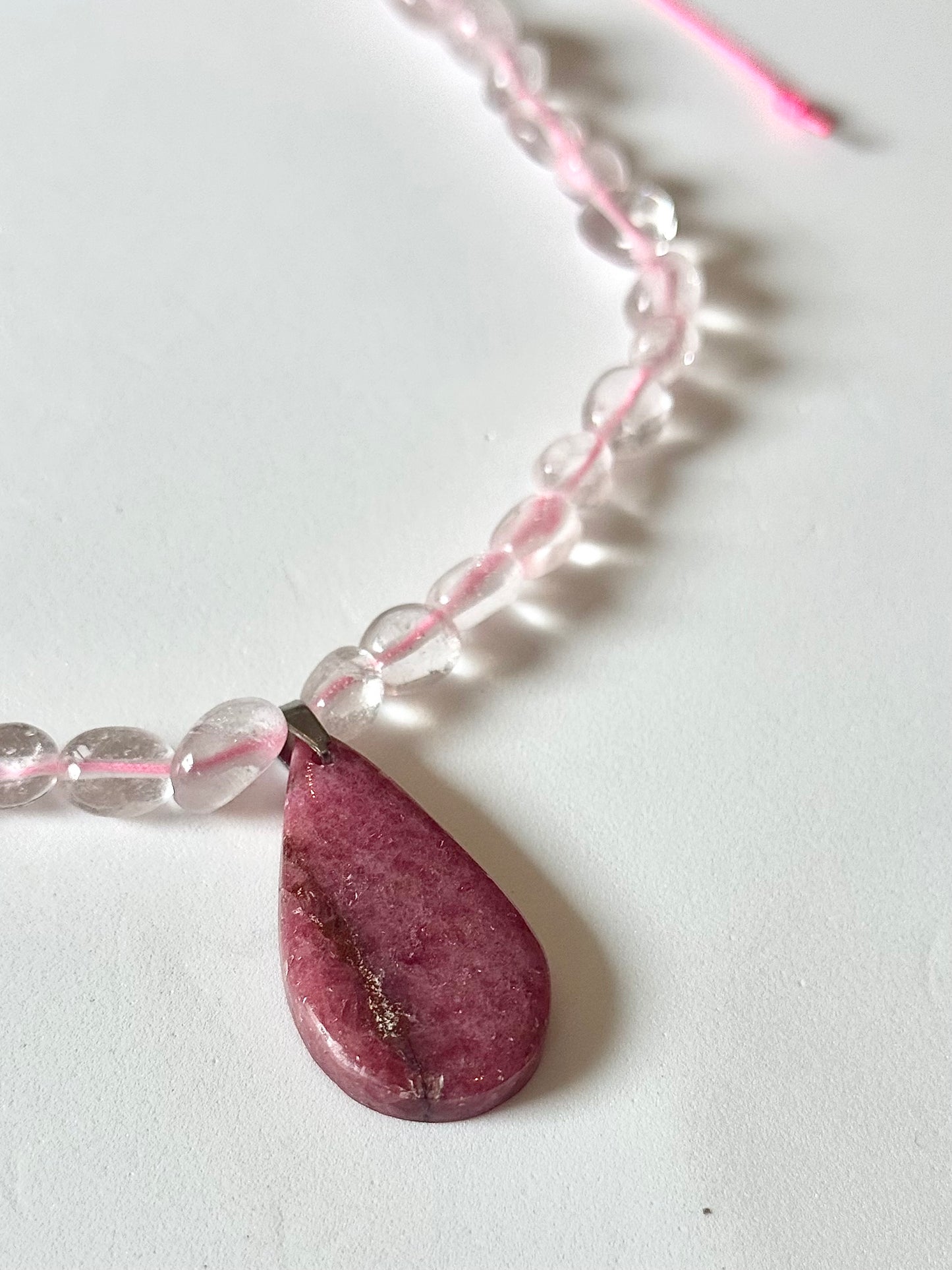 Collier Rhodonite & Cristal de roche sur nylon rose