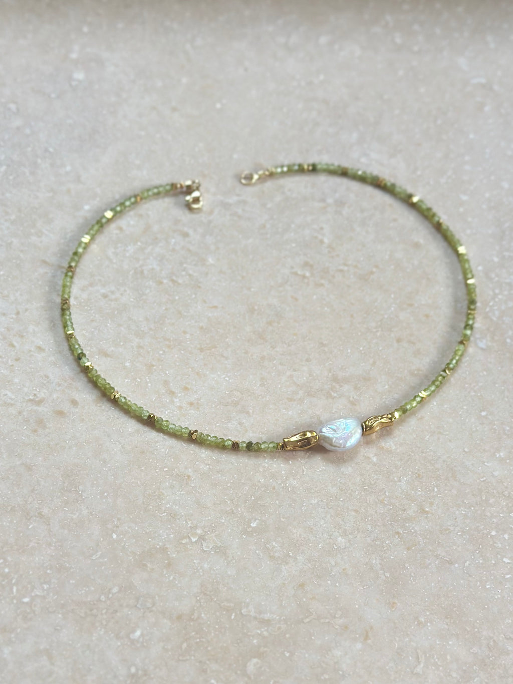 Collier perle d’eau douce & péridot – Sérénité et ancrage