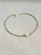 Collier perle d’eau douce & péridot – Sérénité et ancrage
