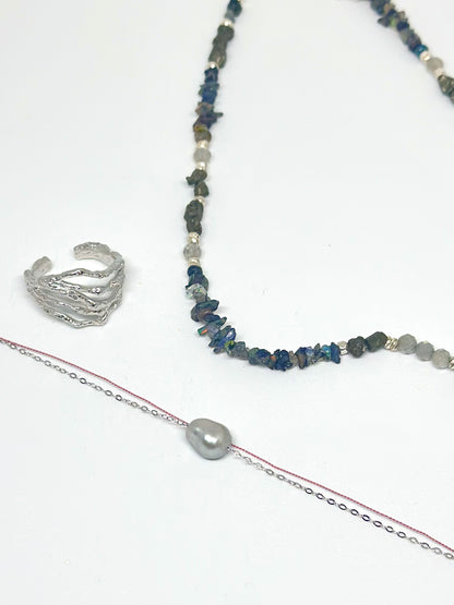 Collier opalescent, talisman – Opale noire d’Éthiopie, Pyrite et Labradorite | Protection, ancrage et lumière intérieure