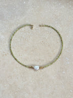 Collier perle d’eau douce & péridot – Sérénité et ancrage