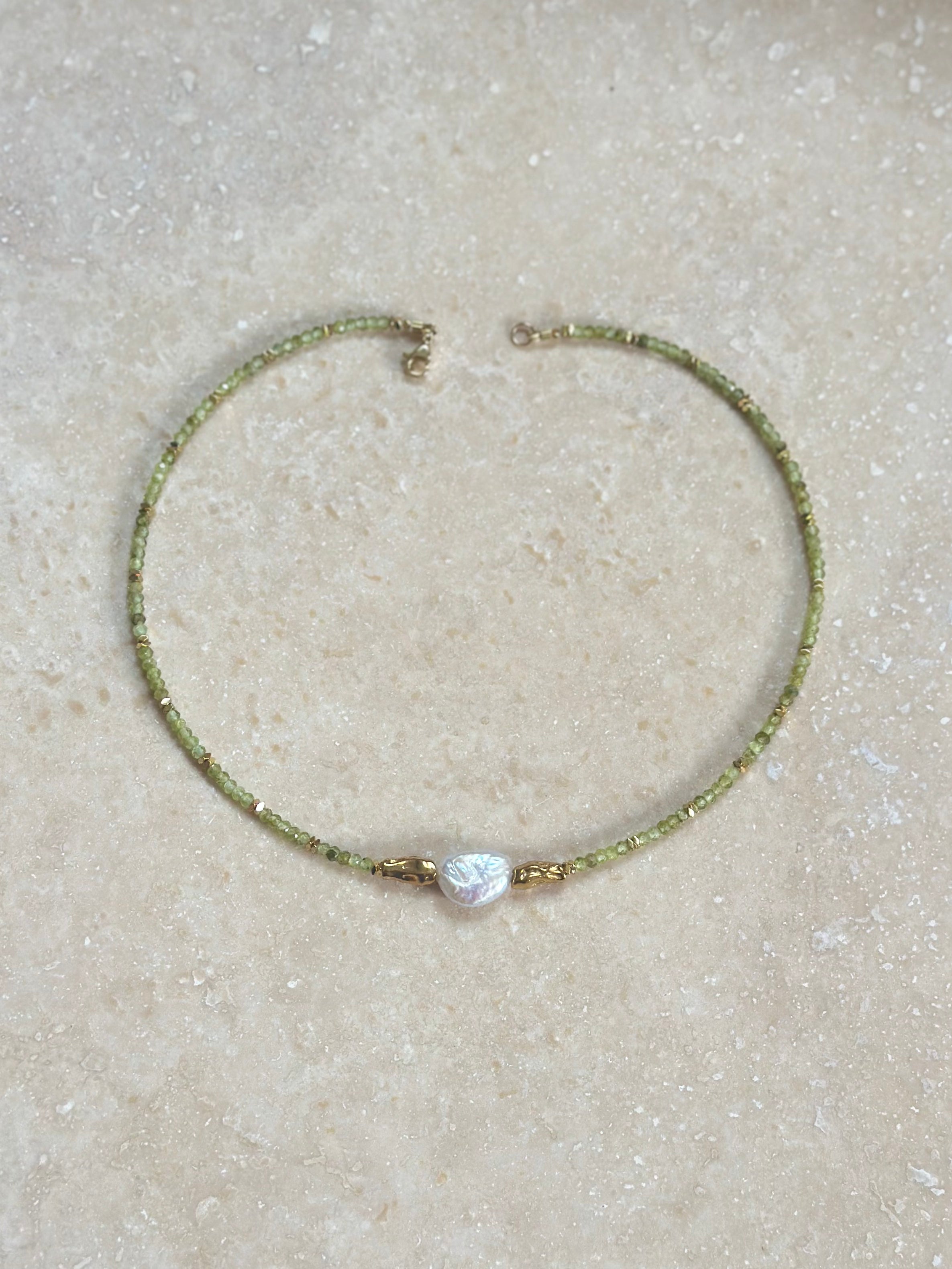 Collier perle d’eau douce & péridot – Sérénité et ancrage