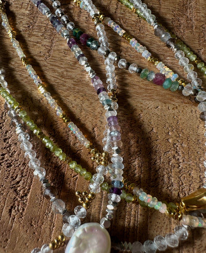 Collier Cristal de Roche, Agate Mousse, Tourmaline rose & Pyrite – Harmonie, enracinement et lumière