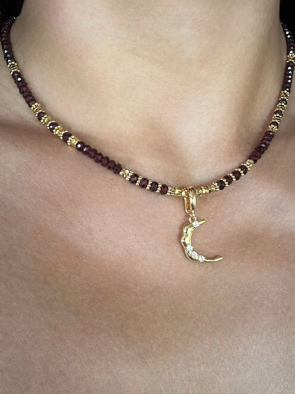 Collier fin Grenat et Hématite – Vitalité et Ancrage