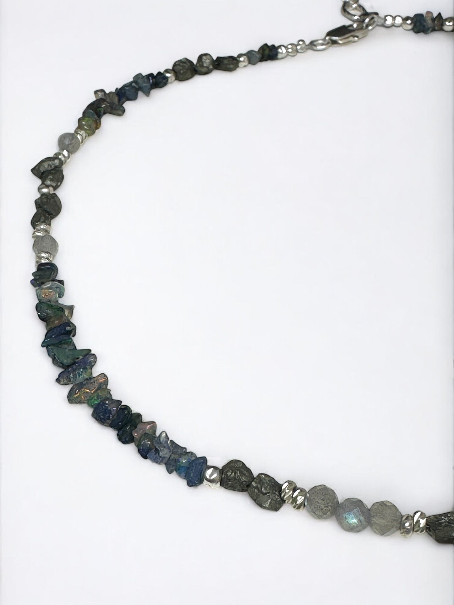 Collier opalescent, talisman – Opale noire d’Éthiopie, Pyrite et Labradorite | Protection, ancrage et lumière intérieure