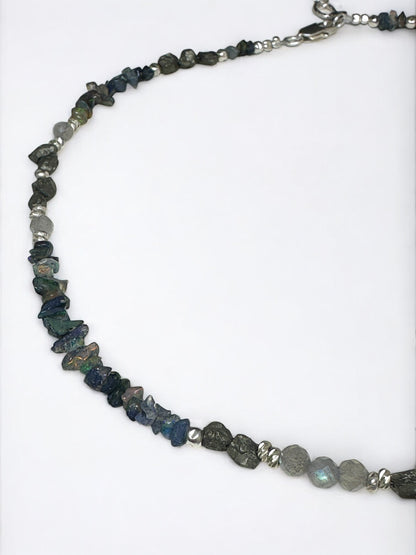 Collier opalescent, talisman – Opale noire d’Éthiopie, Pyrite et Labradorite | Protection, ancrage et lumière intérieure