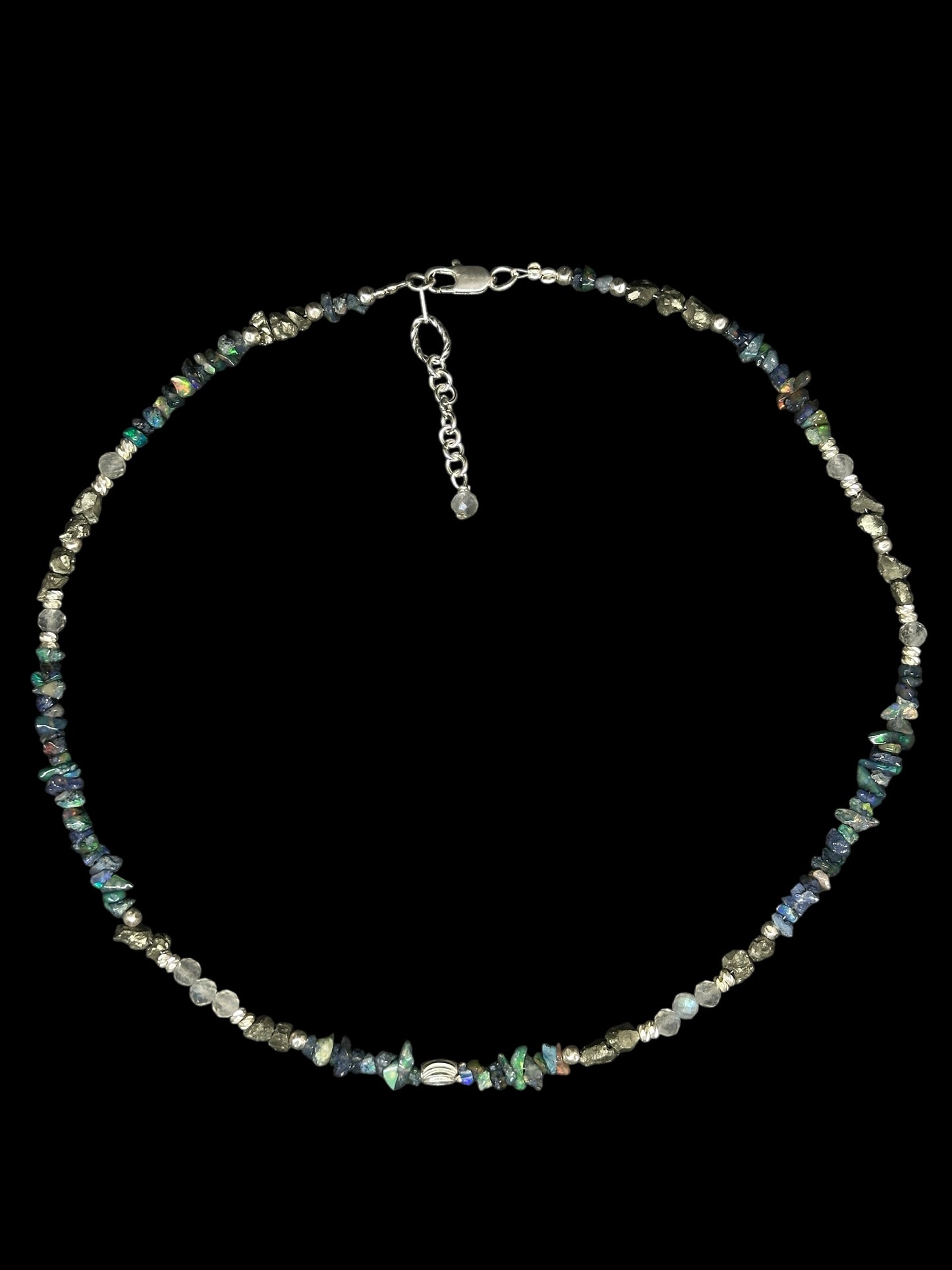 Collier opalescent, talisman – Opale noire d’Éthiopie, Pyrite et Labradorite | Protection, ancrage et lumière intérieure