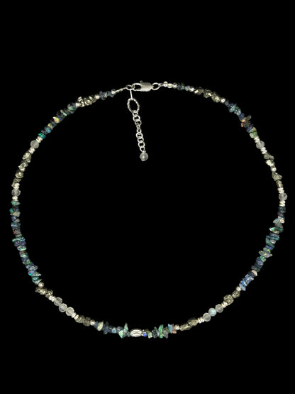 Collier opalescent, talisman – Opale noire d’Éthiopie, Pyrite et Labradorite | Protection, ancrage et lumière intérieure