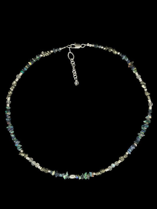 #51 Collier opalescent, talisman – Opale noire d’Éthiopie, Pyrite et Labradorite | Protection, ancrage et lumière intérieure